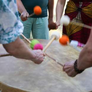 PowWow-Trommeln Team - Kommunikation mit Percussion