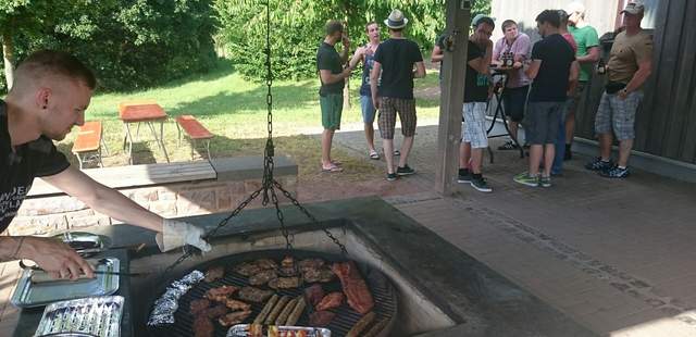 BBQ Grill beim Teamevent Grillfest ALL IN auf der Hütte