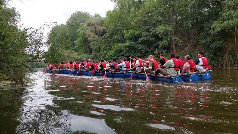 Entspannte Floßfahrt auf dem Neckar beim Betriebsevent