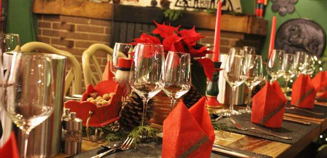 Adventsstimmung in der Gaststube Festlich geschmückte Tafel in rustikalem Restaurant