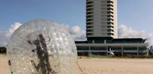 Zorb Zorbing als Teamevent Warnemünde vor Neptun Hotel Zorbing - Ultraball als Teamevent in Rostock