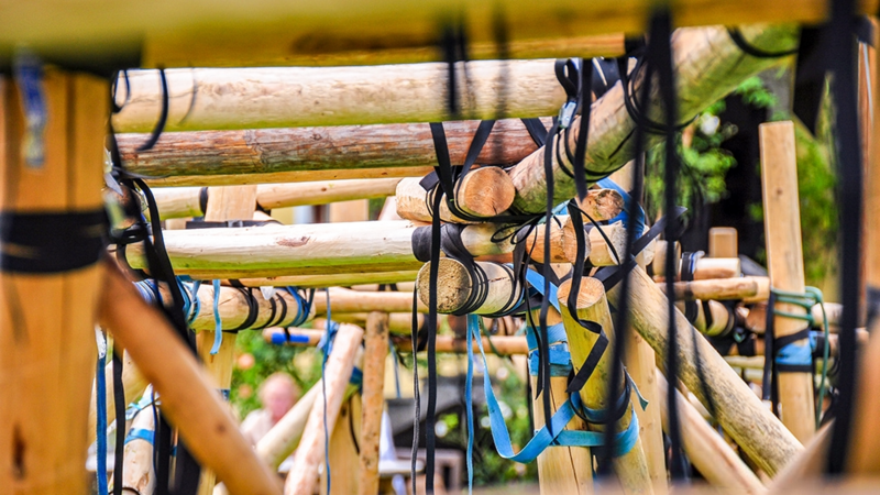 Als Firmenevent gemeinsam eine Holzbrücke bauen!