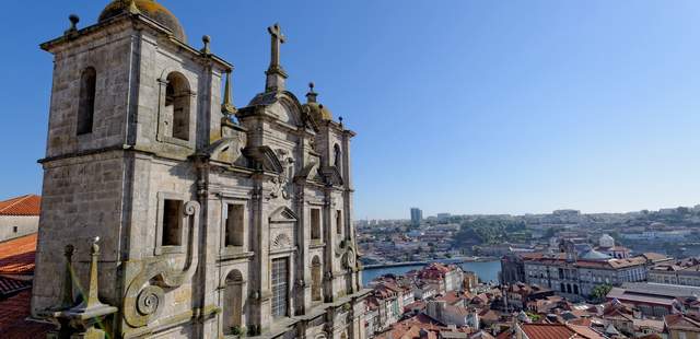 Porto Blick auf ein historisches Gebäude in Porto
