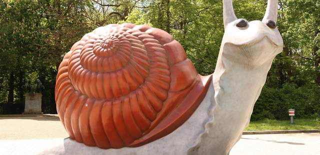 Die Schnecke vor dem Verkehrszentrum in München Schnecken-Figur vor dem Verkehrszentrum im Westend