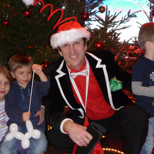 Santa Balloon | weihnachtliche Luftballonmodellage Weihnachtsmann luftballon künstler Comedy Weihnachtsfeier