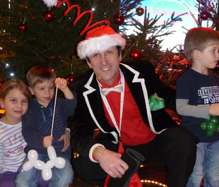 Santa Balloon | weihnachtliche Luftballonmodellage Weihnachtsmann luftballon künstler Comedy Weihnachtsfeier