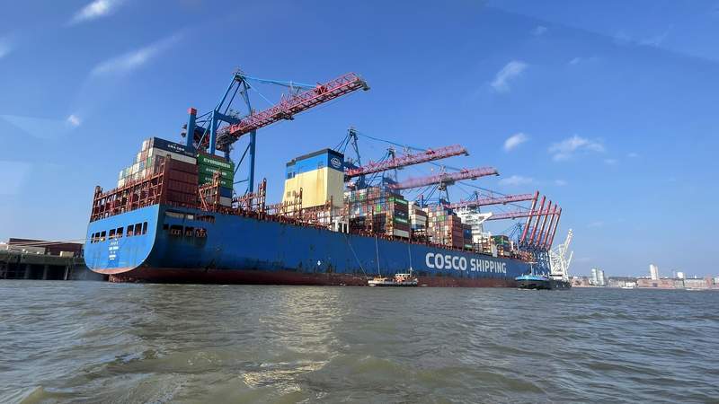 Containerschiff im Hamburger Hafen