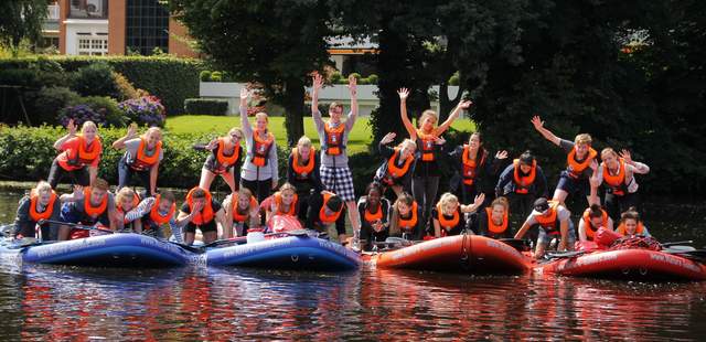 Azubi Event auf dem Mega-SUP Azubi Event auf dem Mega-SUP