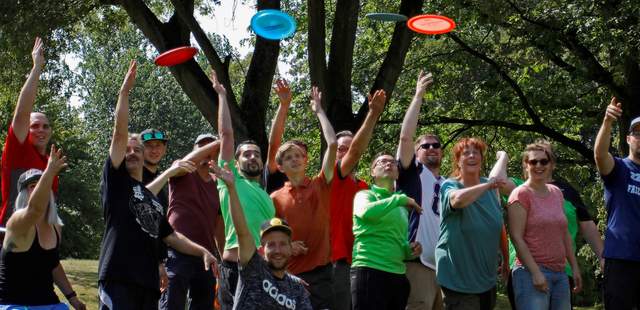 Disc Golf Gruppe bei einem Event Disc Golf Teamevent