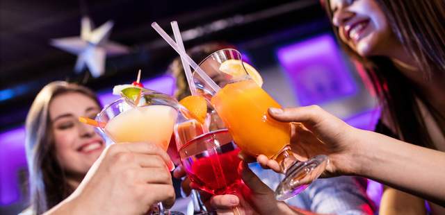 Gemeinsam anstoßen All-Inclusive Mottoparty