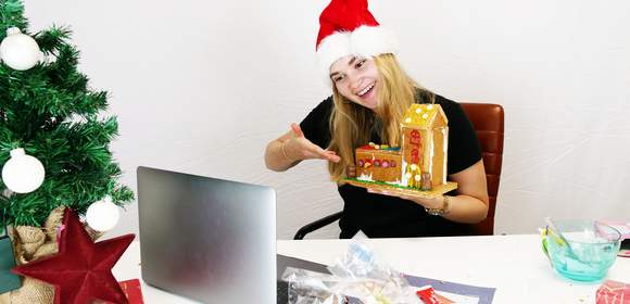 Lebkuchenhaus bauen als virtuelle Weihnachtsfeier 