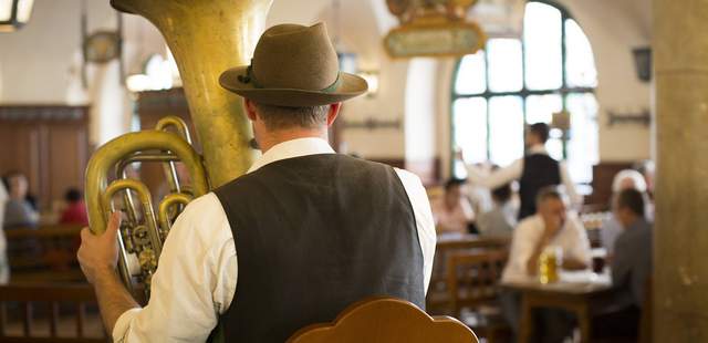 Im Münchner Hofbräuhaus Im Münchner Hofbräuhaus