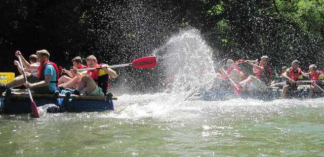 Azubi Ausflug Idee: Floßbau & Floßfahrt Azubi Ausflug Idee: Floßbau & Floßfahrt