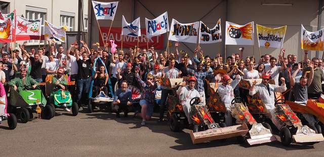 Gruppenbild Seifenkistenevent Das spektakuläre Seifenkistenevent