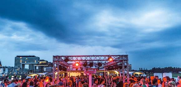 Oktoberfest-Partyboot auf dem Rhein