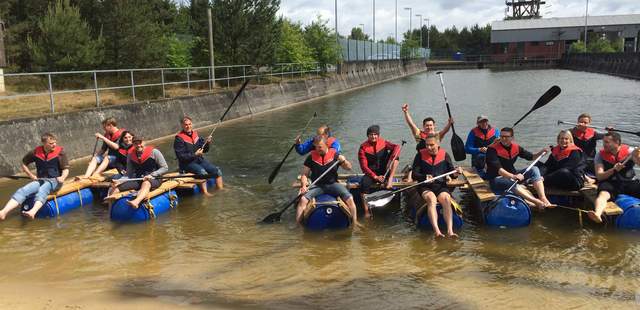 Team am Strand vor Abfahrt Wasserspaß in der Panzerwaschanlage