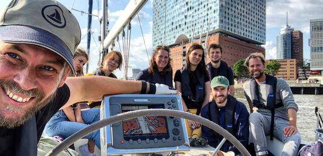 Ich vor der Elphi Elbsegelei