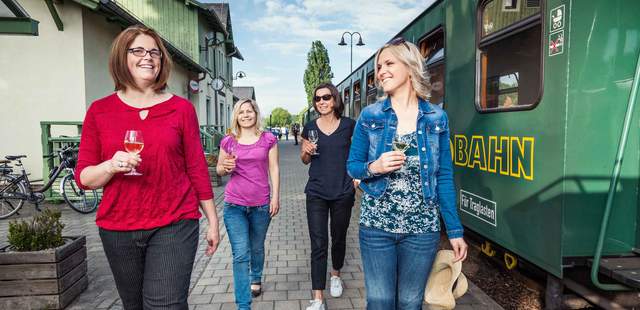 Weingenuss auf schmaler Spur weinprobe, schmalspurbahn, moritzburg, radebeul, firmenausflug, sächsischer Wein