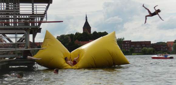 Blob, Blobbing, Wasserkatapult in Lübeck