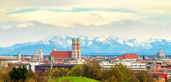 München Panorama mit den Alpen im Hintergrund