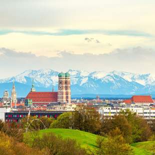 München Panorama mit den Alpen im Hintergrund