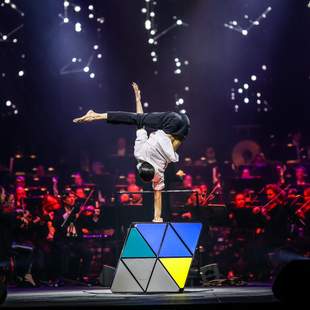 Einzigartige Akrobatiknummer Rubik's Cube Rubik's Cube Akrobatikshow