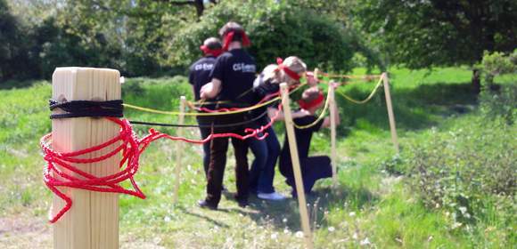 Mehrere Personen messen sich bei einer Team Challenge