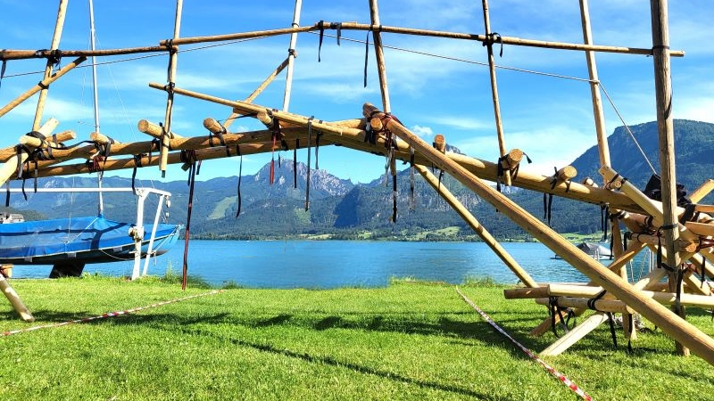 Eine Holzbrücke als Ergebnis eines teamstärkenden Events.