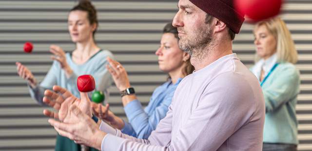 Jonglieren lernen auch in kleinen Gruppen ab 6 Personen Jonglieren lernen auch in kleinen Gruppen ab 6 Personen