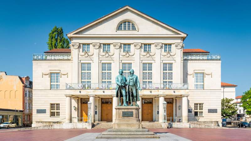 Goethe und Schiller Statue vor dem Nationalthester in Weimar