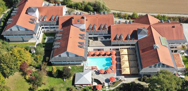 Luftaufnahme Klinik und Hotel St. Wolfgang Weihnachtliche Fondue Party + 1 Übernachtung