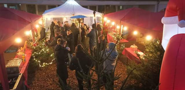 Weihnachtsmarkt als Firmenfeier festlicher Platz zwischen den Ständen Mobiler Firmen Weihnachtsmarkt bis 50 Gäste