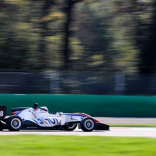 Puresport Supersportwagen auf der Monza-Strecke fahren