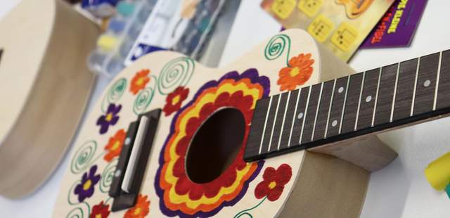 Ukulelen-Workshop Ukulelen-Event. Baue, male und spiele Ukulele im Team