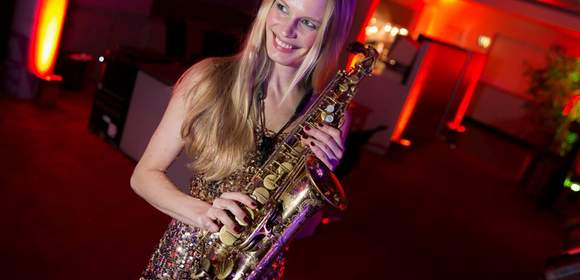 Attraktive Saxophonistin als Walking-Act