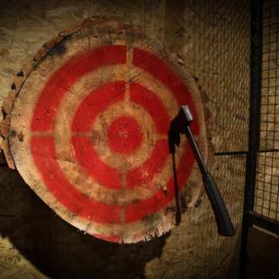 Axt in der Zielscheibe Rage Axe GmbH