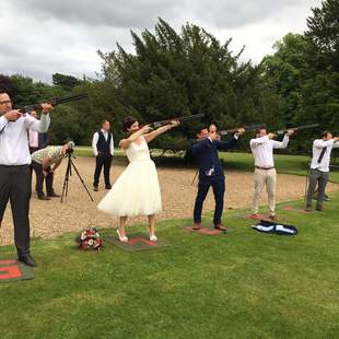 Tontaubenschießen Fünf Personen beim Tontaubenschießen