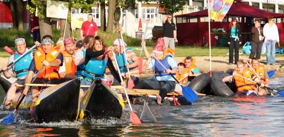 Mit Flößen unterwegs auf dem Wasser