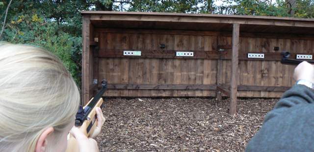 Nur das kleine Schwarze zählt! Lichtpunktschießen beim Teambiathlon Bootshaus Betriebsausflug Eventlocation Teamtrophy Celle