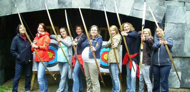 Bogenschießen am großen Lagerfeuer Bogenschießen am großen Lagerfeuer