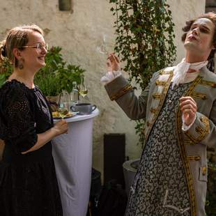 Stadtrundgang Dresden: Heinrich Reichsgraf von Brühl beim Flanieren und Philosophieren in Begleitung vorzüglicher Mätresse Stadtrundgang Dresden: Heinrich Reichsgraf von Brühl beim Flanieren und Philosophieren in Begleitung vorzüglicher Mätresse