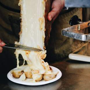 Raclette direkt vom Laib raclette-muenchen-firmenevent