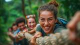 Team-Challenge in der Natur Ein Team spielt Tauziehen und lächelt ehrgeizig in die Kamera
