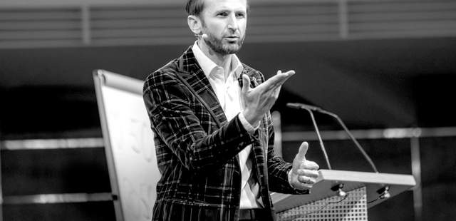 Live on Stage! Speaker, Gastredner und Referent Jakob Lipp Jakob Lipp - Keynote Speaker / Gastredner