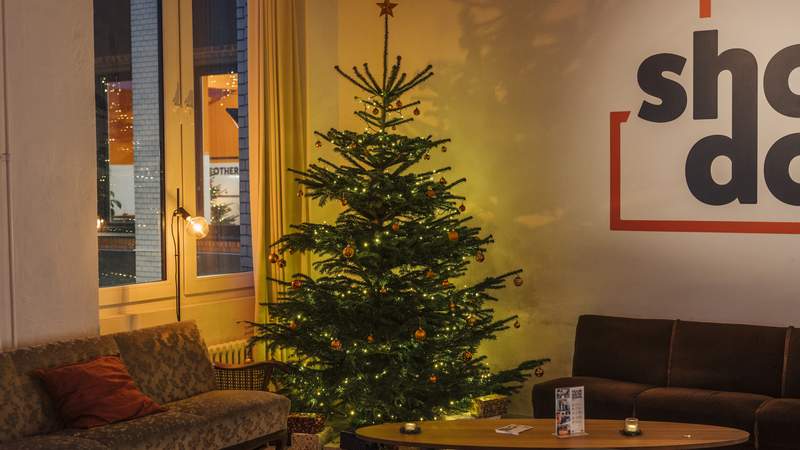 beleuchteter Weihnachtsbaum in unserer Showdown Lounge