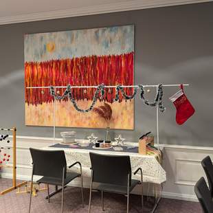 Bänderbasteln für Kinder und Erwachsene Kinder und Erwachsene basteln bunte Bänder auf der Weihnachtsfeier