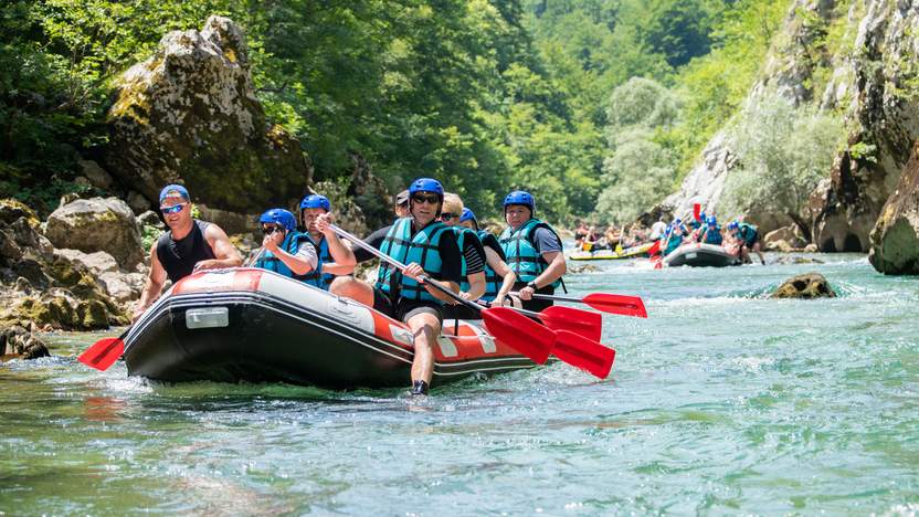 Rafting Tour Menschen in einem Schlauchbot Rafting-Tour