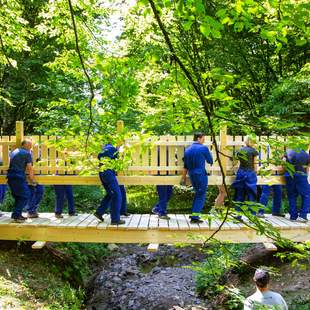 Sinnstiftende Bau-Aktion Brückenbau Sinnstiftende Bau-Aktion Brückenbau
