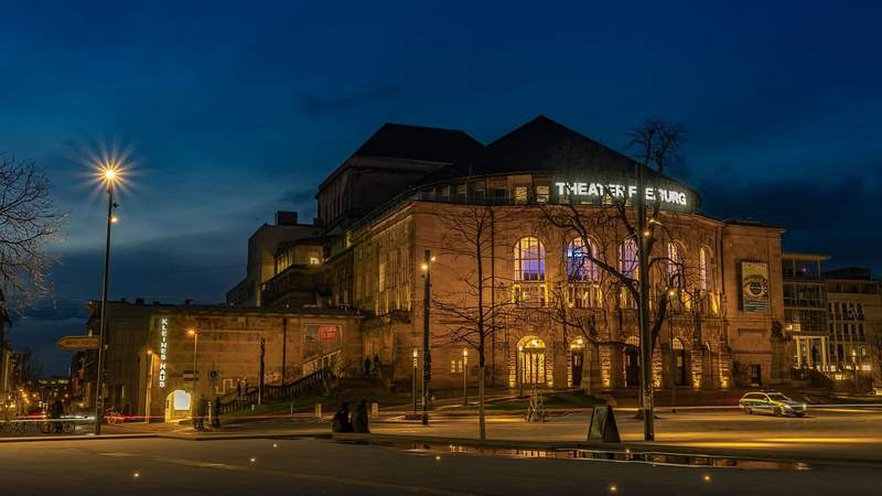Freiburger Theater beleuchtet