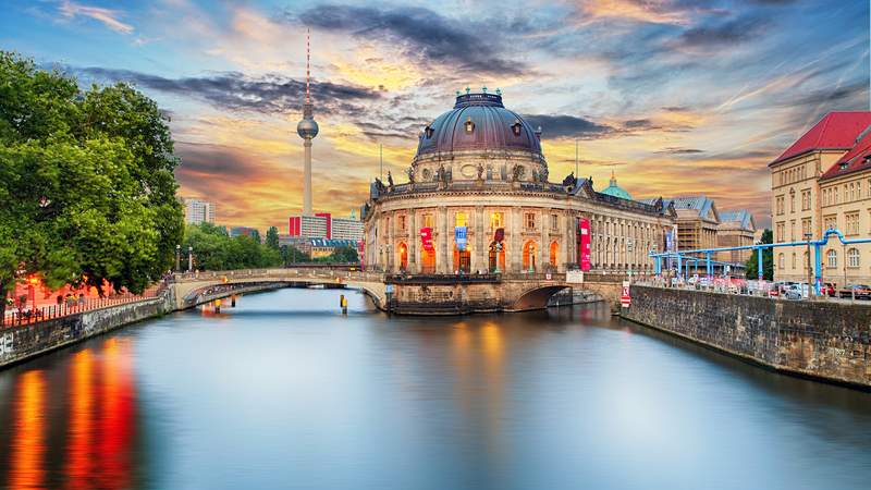 Man hat einen schönen Blick auf den Funkturm in Berlin während sich Lichter im Fluss spiegeln